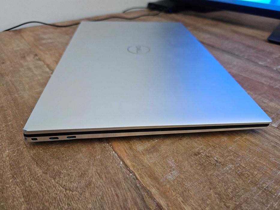 Лаптоп dell xps 17 9700 i9 10885h 32gb rtx 2060
