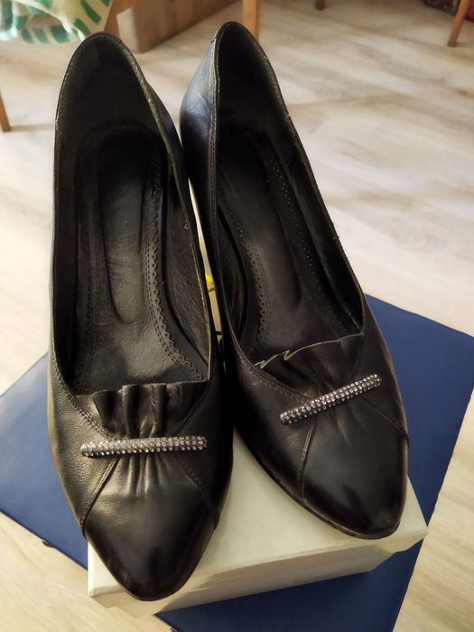 Продам натуральные кожаные туфли