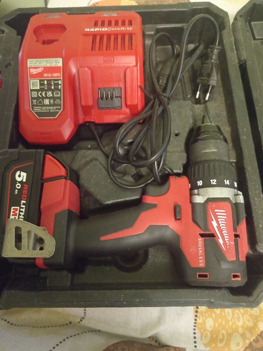 Vând trusa (bormașină) Milwaukee m 18