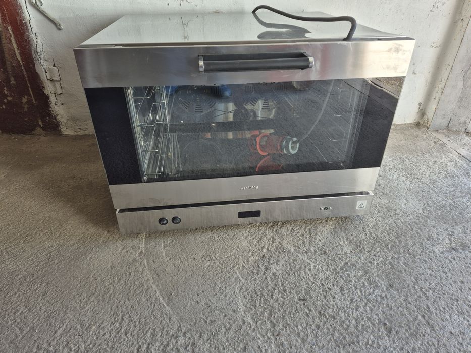 Продам конвекционную печь SMEG
