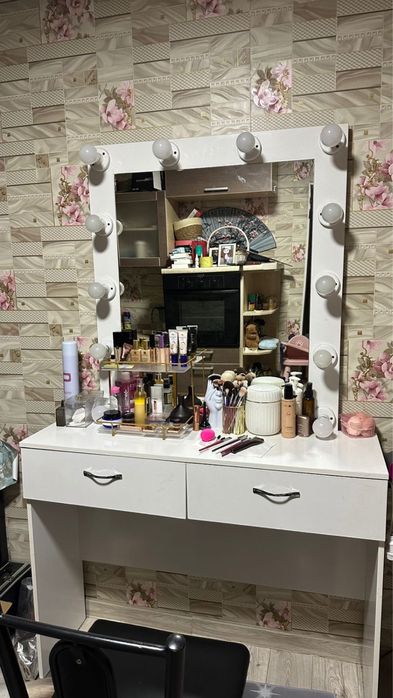 Визажный стол все лампы рабочие  с зеркалом