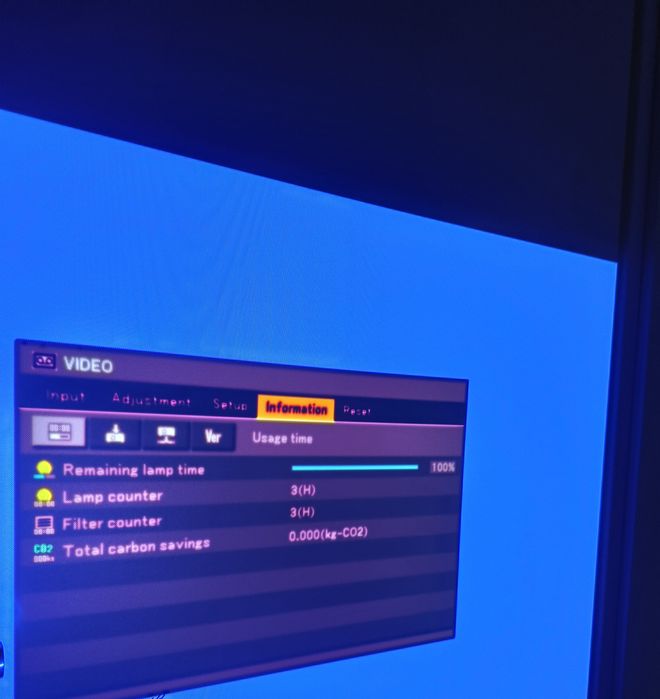 Proiector LCD Canon LV-8215. Doar 3 ore lampă – stare foarte bună