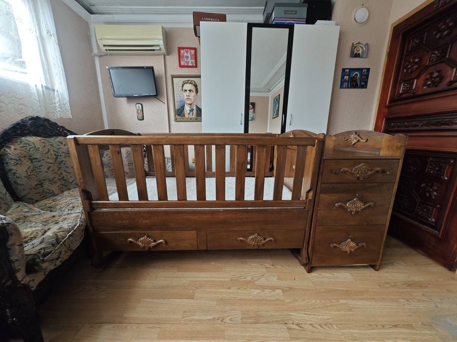 Бебешка кошара с шкаф за повиване  масивно дърво, правена по поръчка