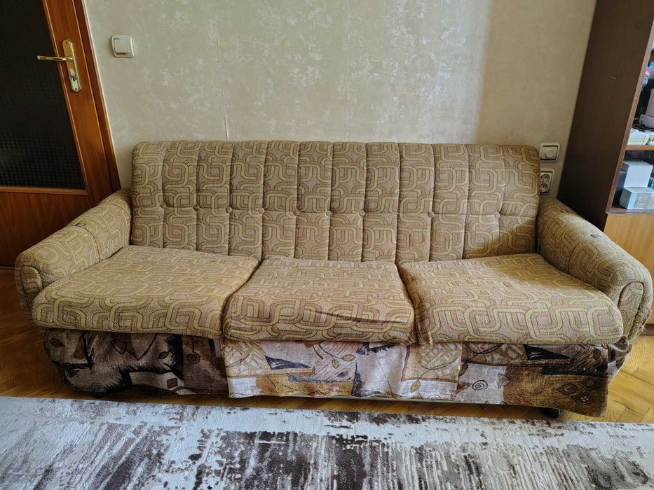 Продавам триместен диван