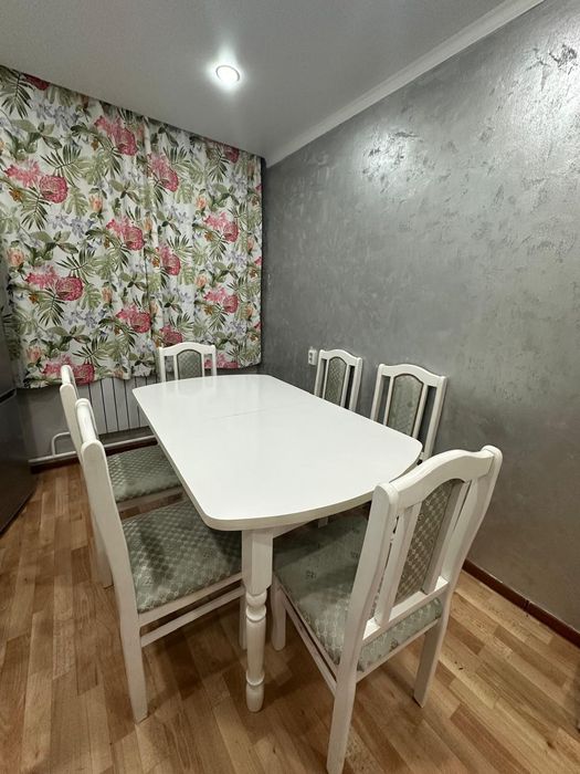 Продаю стол с стульями