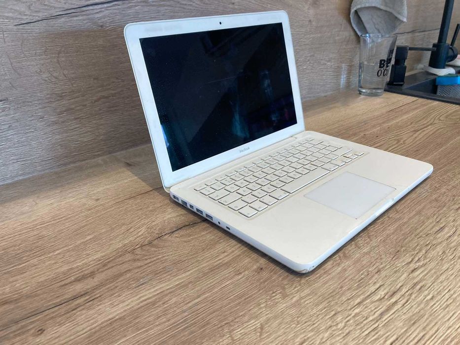 Apple Macbook 2 броя Бял и Черен Black White 2009