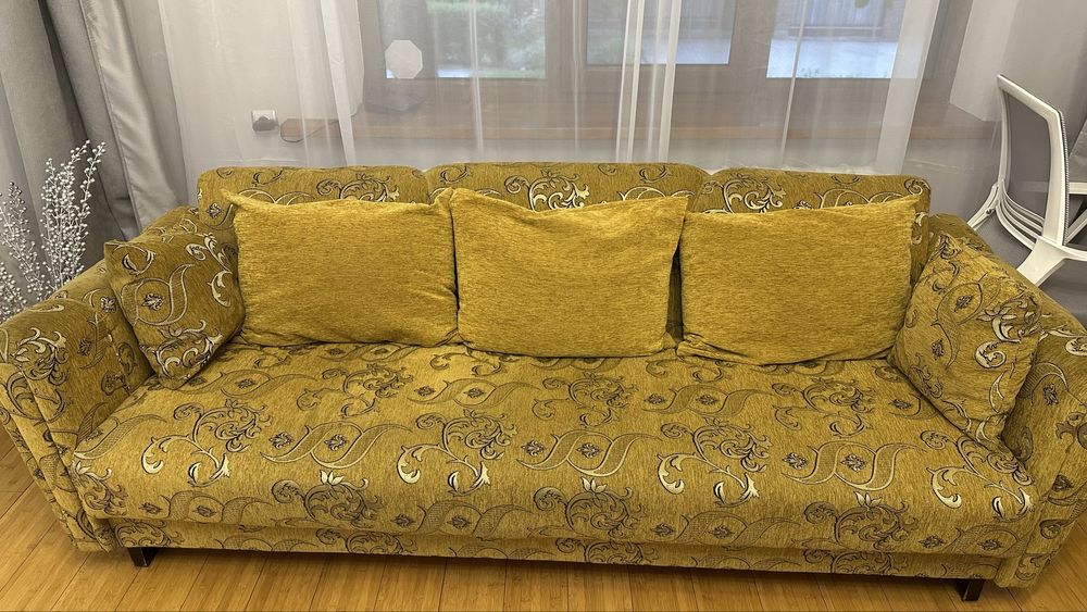 Диван с деревяной основой