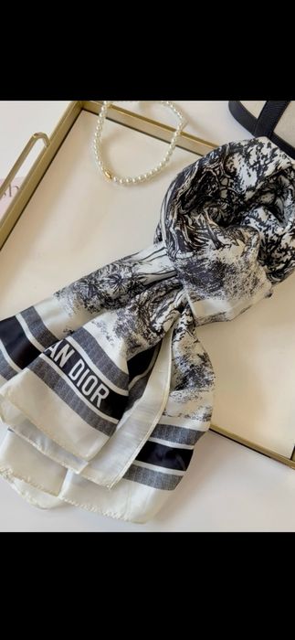 Eșarfă Christian Dior, model 2026, 100% mătase, 90x90cm, preț fix