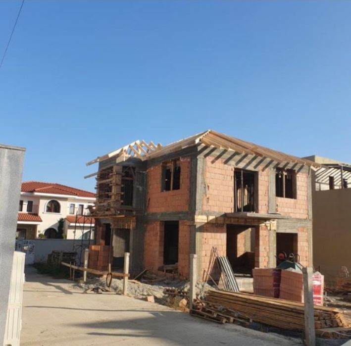 Executăm case la roşu