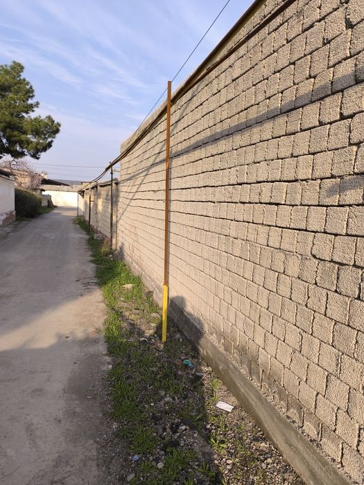 Дом 3 комнаты. Участок земли угловой вдоль дороги. Махалля ТАШКЕНТ