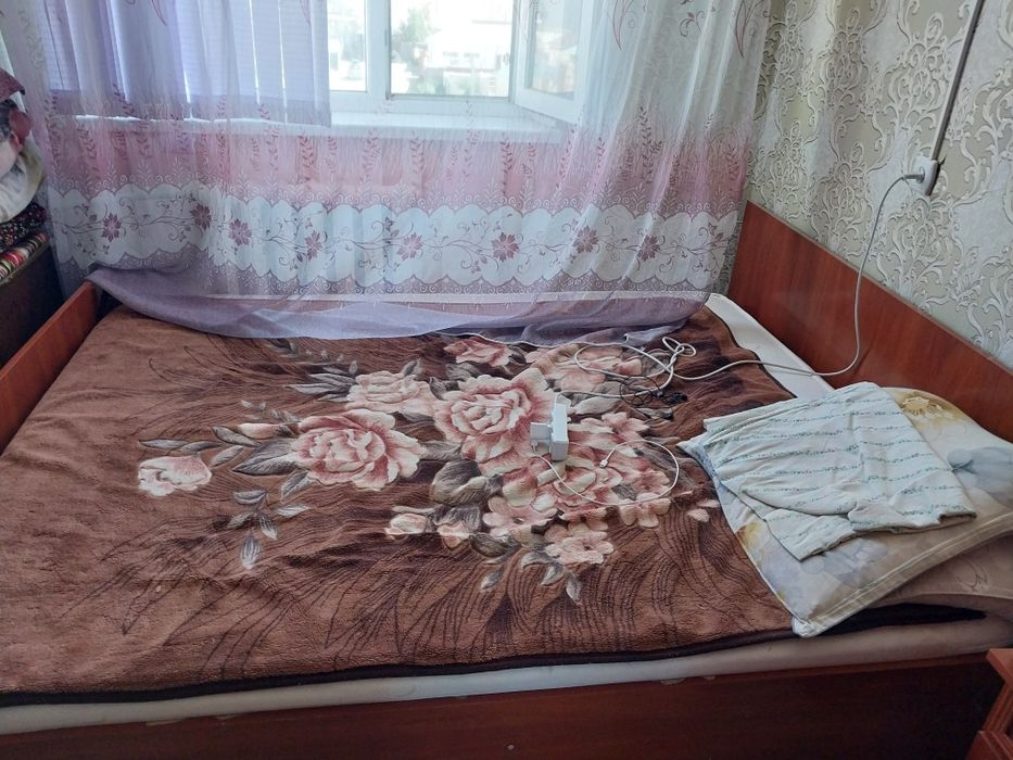 Продаются кровать и тумбочки