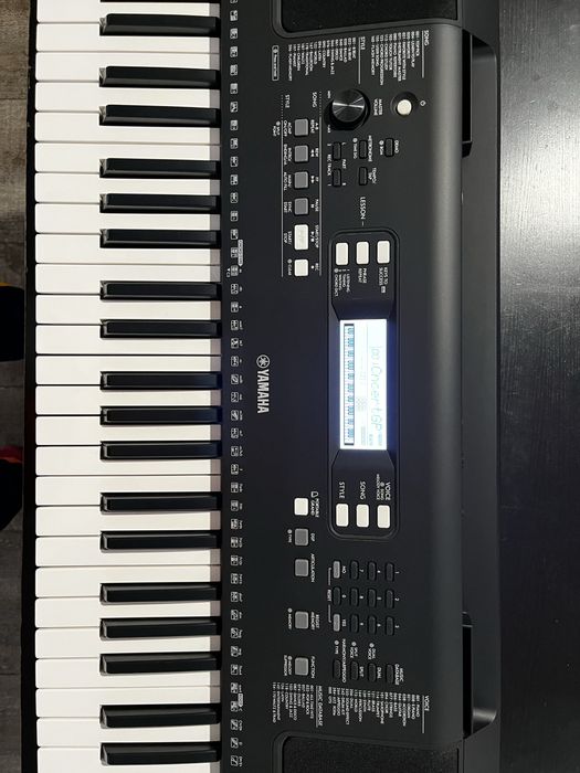 Orga YAMAHA PSR-E373 impecabila, la cutie.