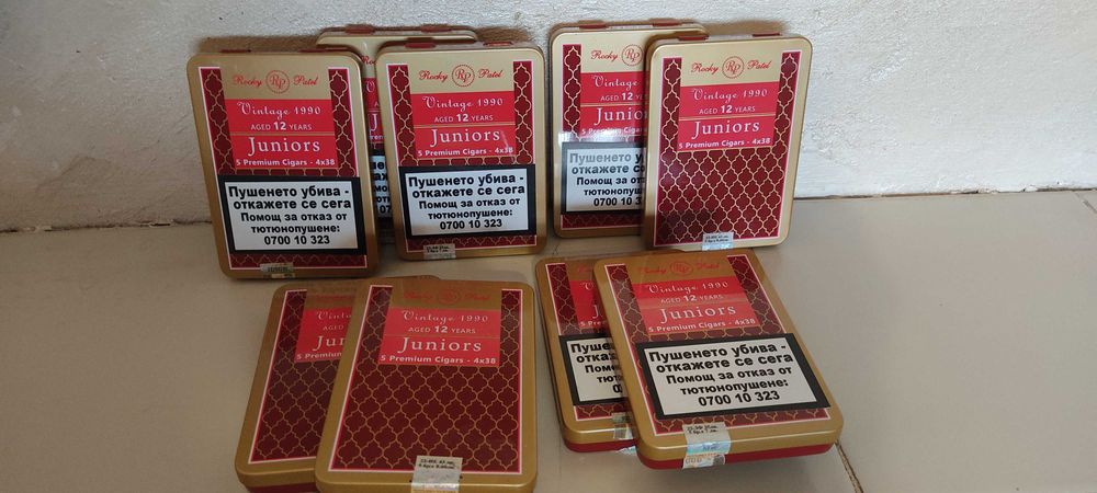 Различни дървени и метални кутии от пури