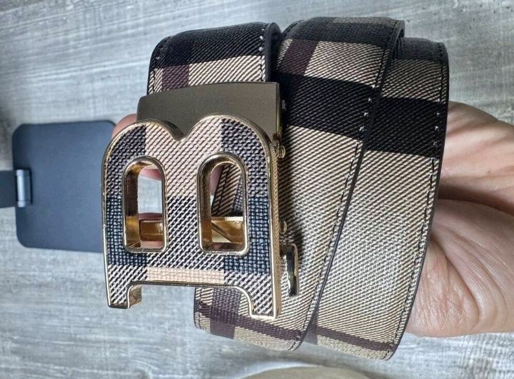 Vând Curea Model Burberry