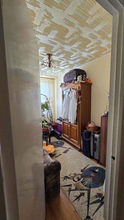 Vand apartament 3 camere etaj 1 semidecomandat