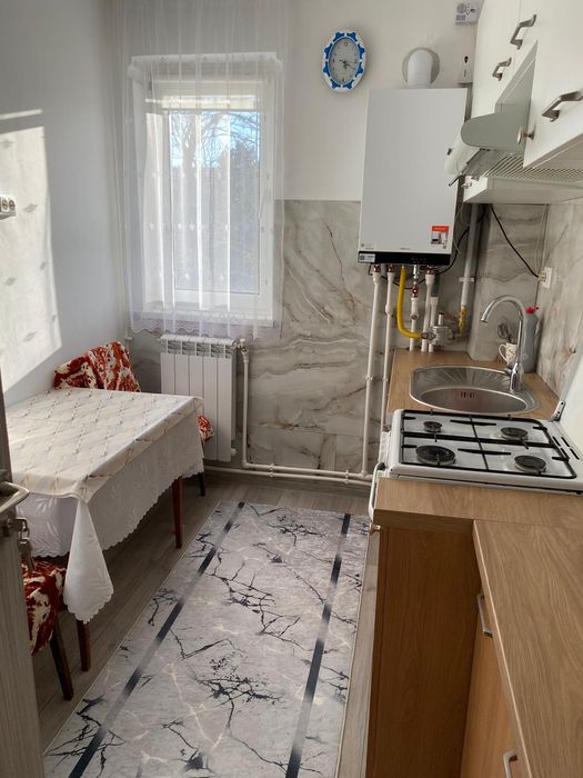 Închiriez apartament cu 2 camere