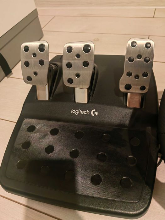 Кормило и педали logitech НОВИ