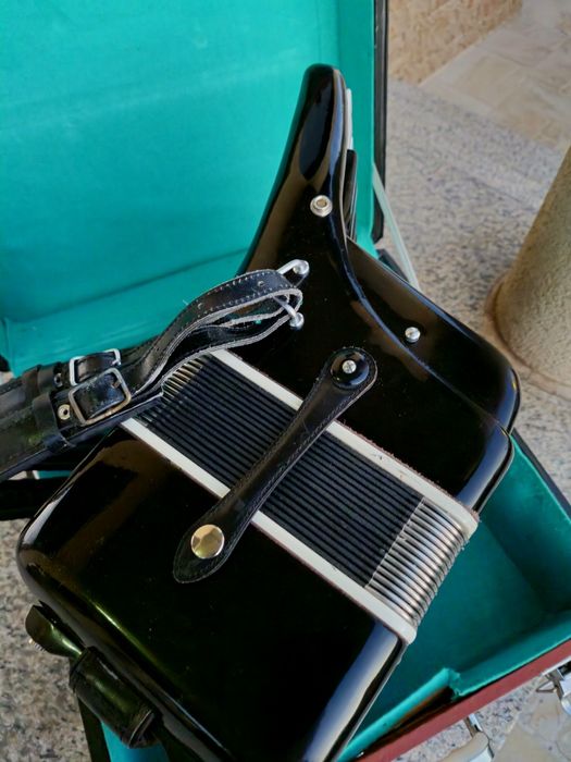 Vând acordeon Baile cu 60 basi negru