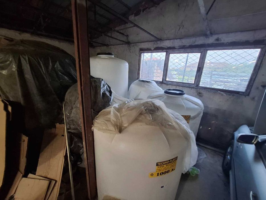 Неупотребявани съдове с люк