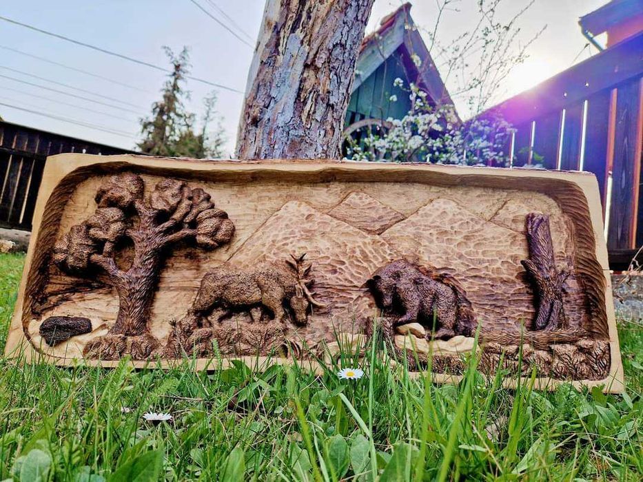 Sculptură manuală in lemn.