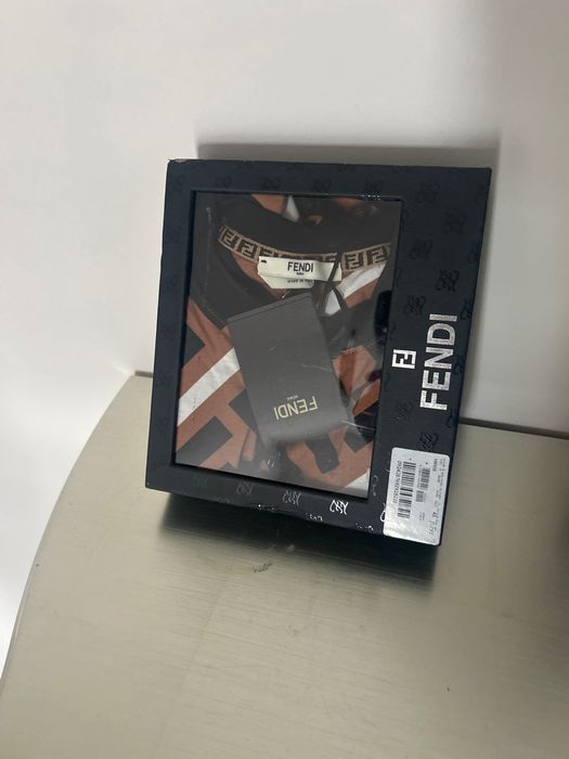 Vând tricou Fendi original