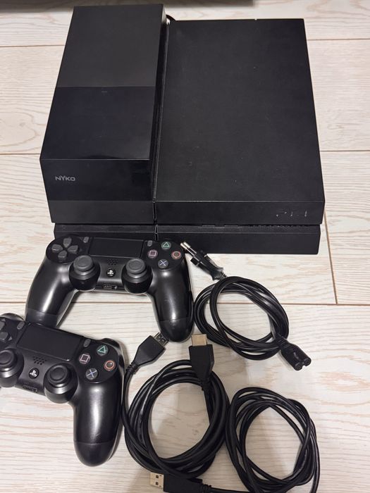 PlayStation 4 4TB + 37 игр + 2 геймпада