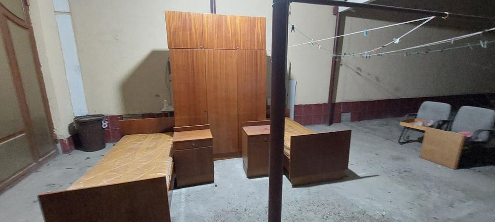 Кровать.  шкаФ и тумбочка сотилади