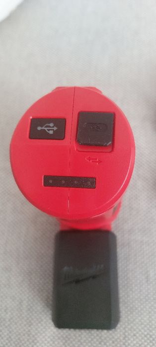 Încărcător compact M12 Milwaukee