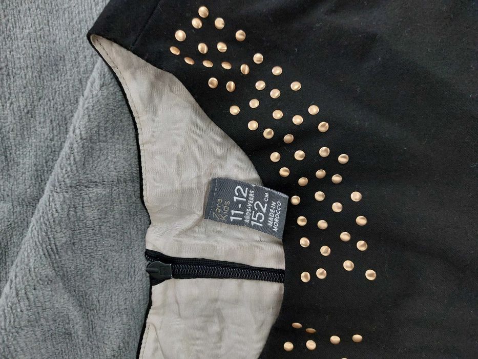 Vand rochie si pantaloni pentru adolescente