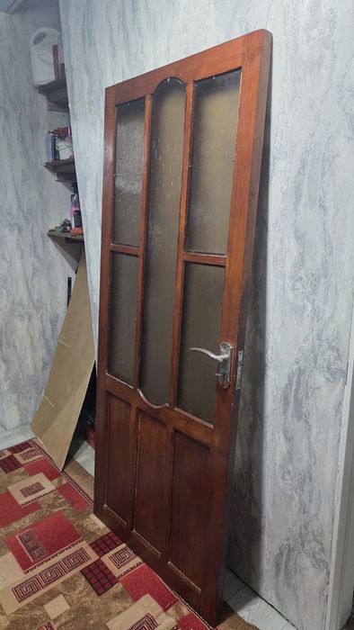 Продается деревянная дверь