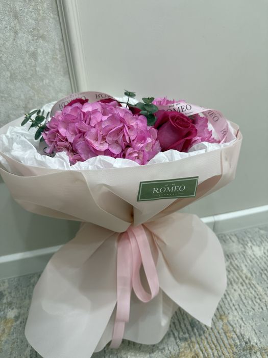 Букет цветов гориензии и розы