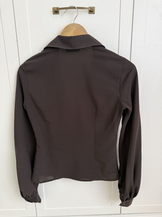 Стильная рубашка подчеркивает талию