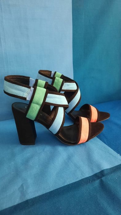 Босоножки на каблуке