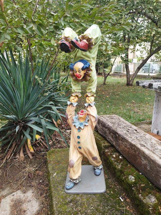 Колекционерска фигура на клоун на филипинския автор Jun Asilo