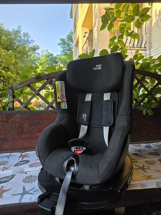 Scaun auto rotativ 360° Britax Römer Dualfix M i-Size (61-105 cm)Vând scaun auto pentru copii Britax Römer Dualfix M i-Size, culoare Cosmos Black,