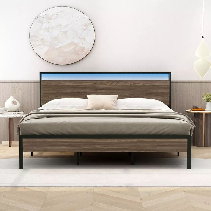 Кровать с полкам