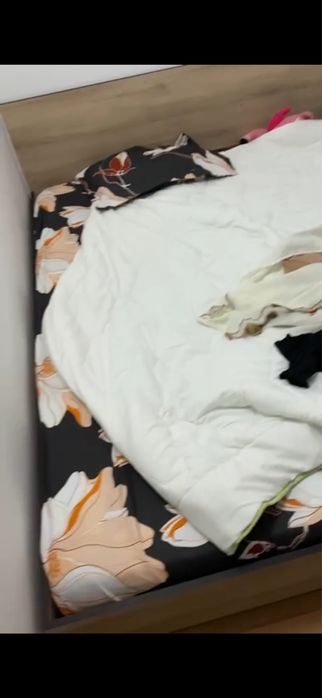 Vand pat 160x200 cu tot cu saltea in stare buna