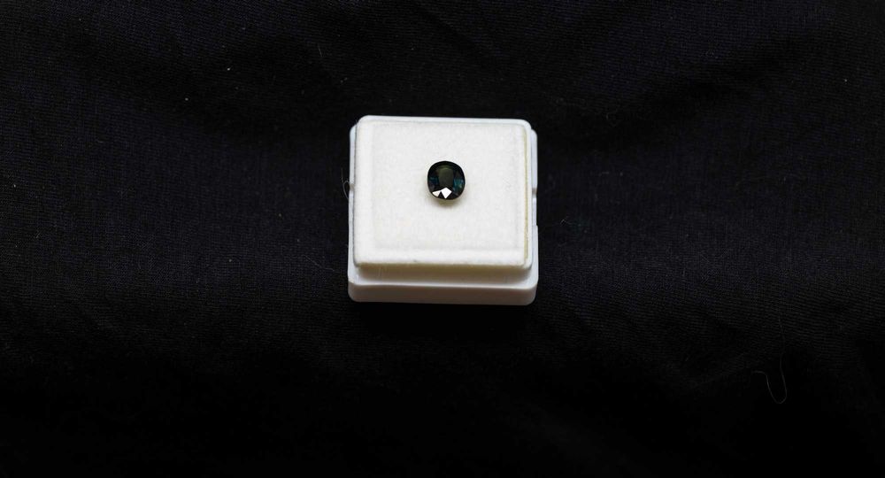 Натурален 1.32кт синьо-зелен Сапфир с IF чистота