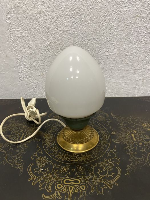 Италианска бастолна лампа с млечно бяло стъкло