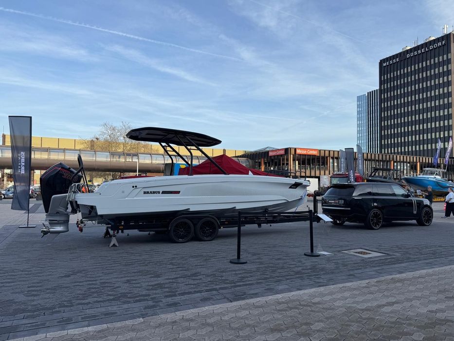 barca Brabus Shadow Sun Top 300R cu cabina de dormit
