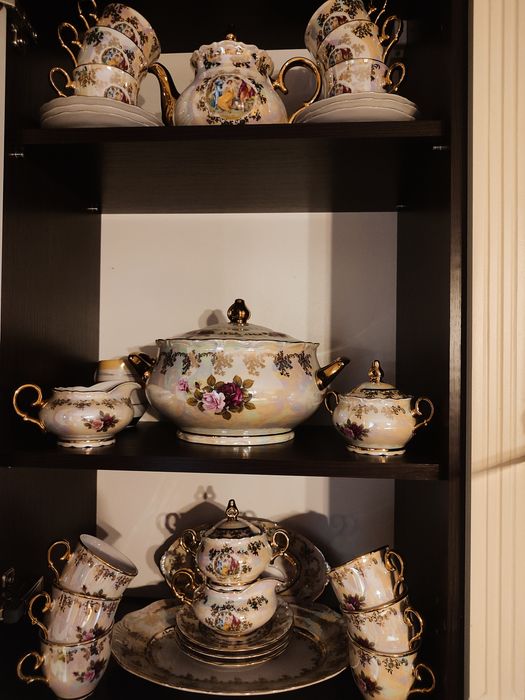 Продам столовый и чайные сервизы Фарфор