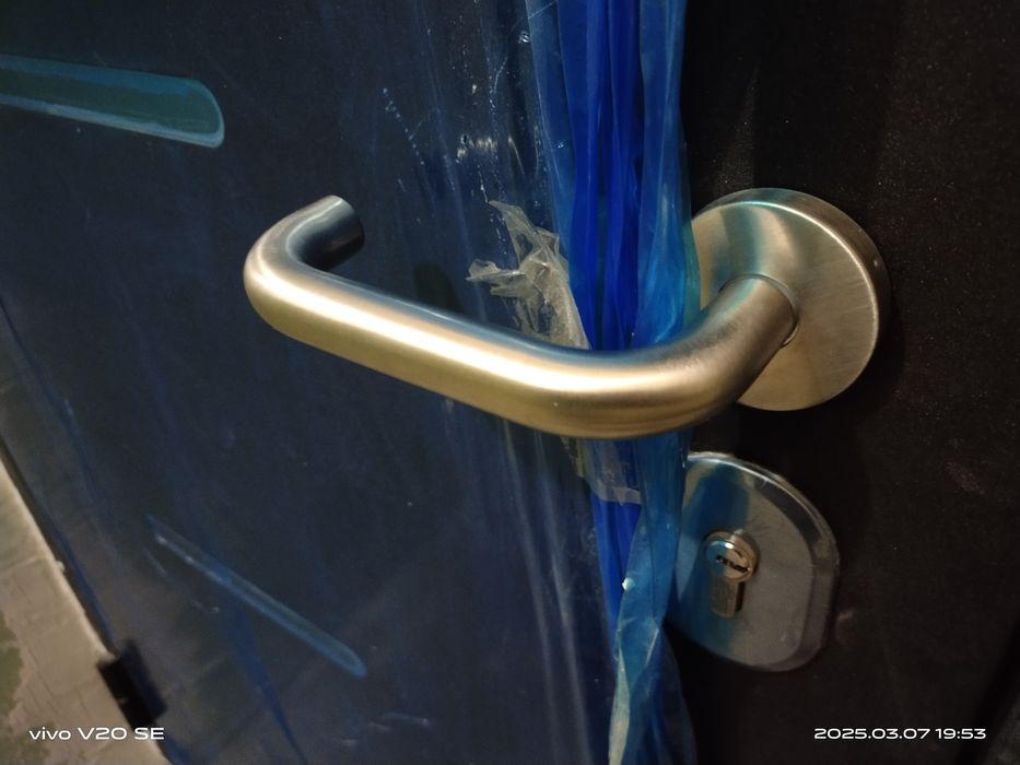 Новые дверные нажимные ручки «Vantage V0190(-WH)», с креплениями, 2025