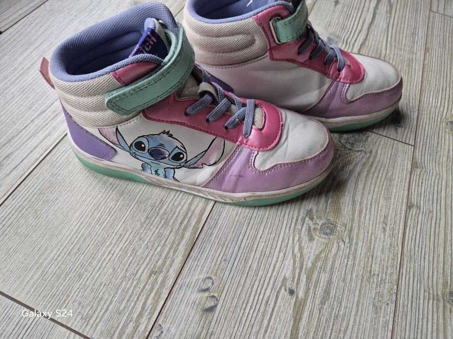 Апрески за момиче и Стич кецове