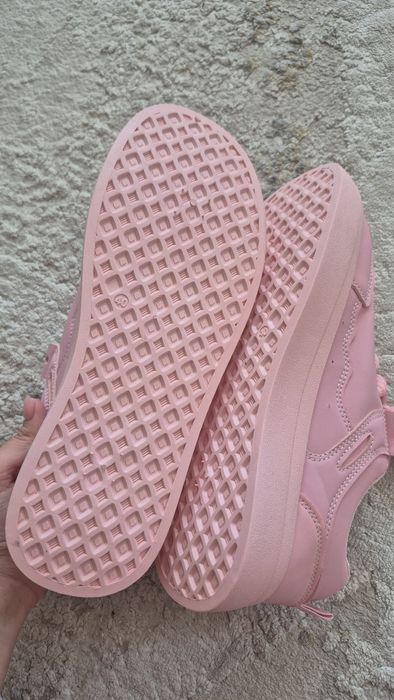 Кроссовки женские