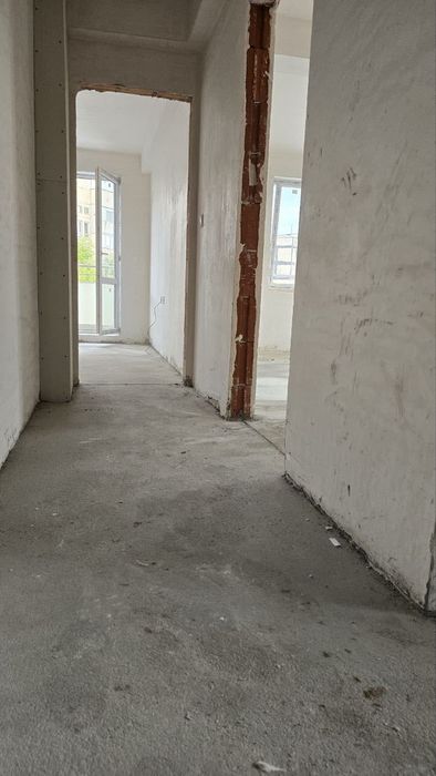 От собственик, продавам просторен тристаен апартамент на топ локация