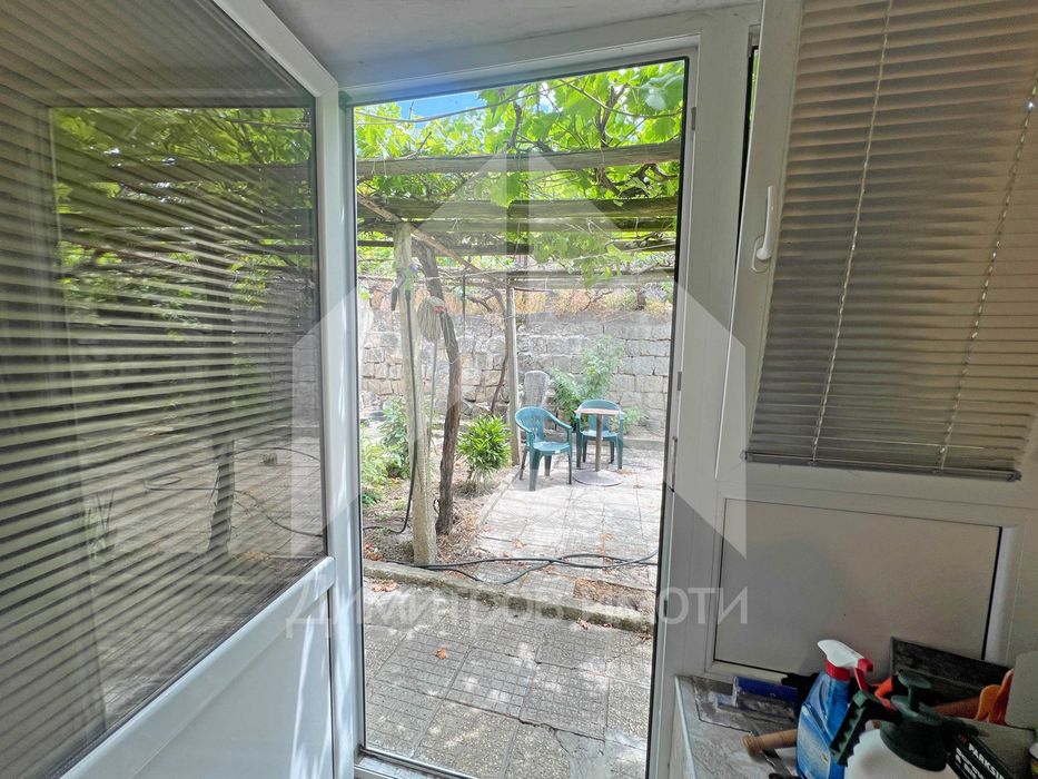 Продава самостоятелна двуетажна къща с двор от 600 м2 и ГАРАЖ. Център!