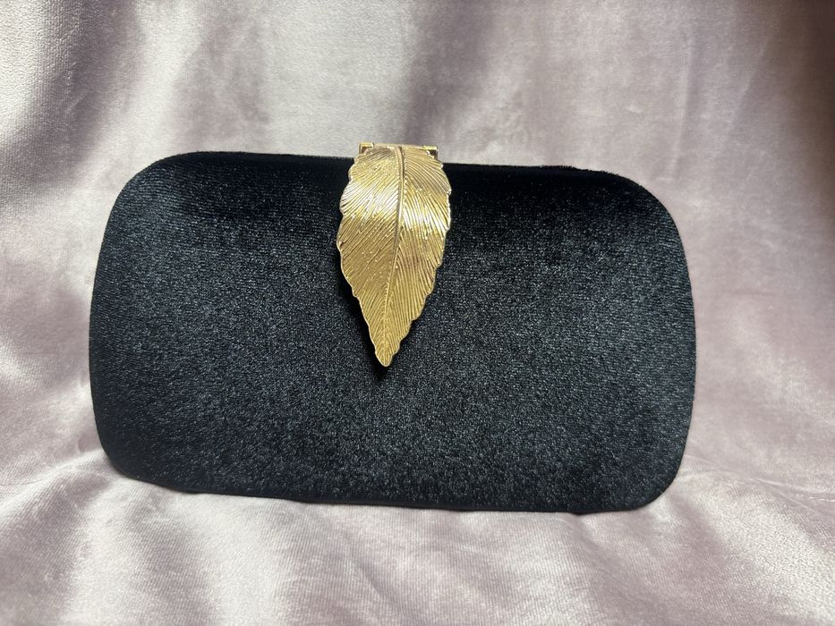 Clutch elegant din catifea cu inchidere decorativa aurie