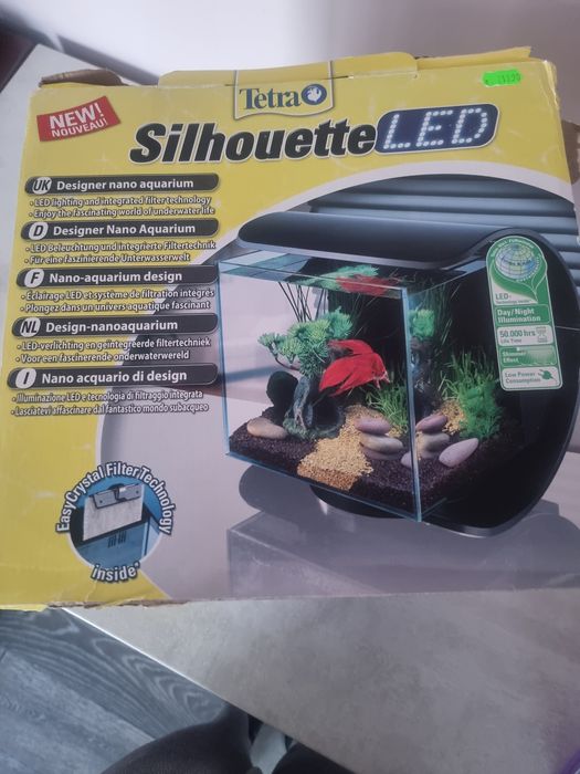 Продавам аквариум 12л със храна и препарати за вода