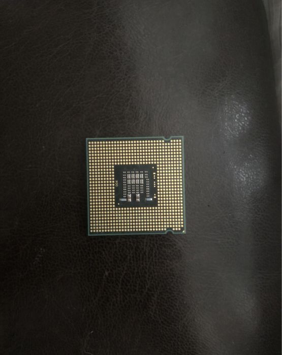 Продаю процессор Intel Celeron E3200 с частотой 2.4 ГГц.