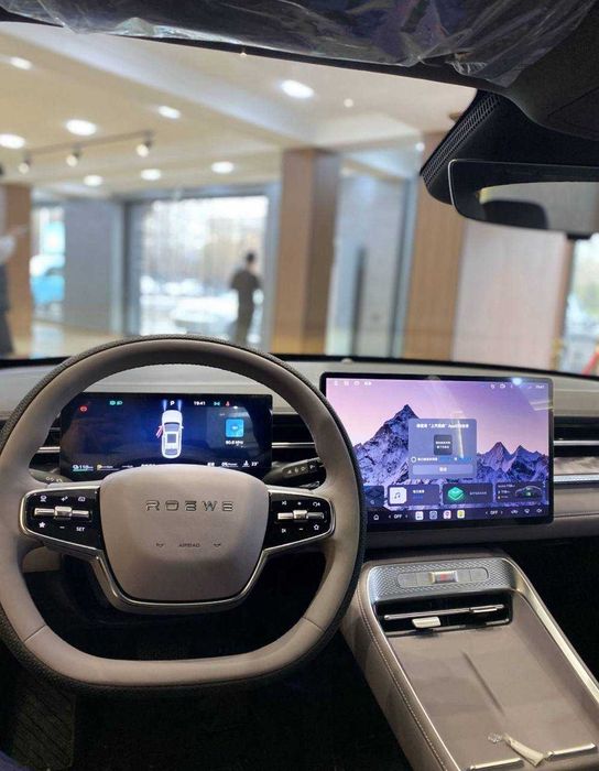 Roewe M7 hybrid malibudan ancha uzun bolgan moshina